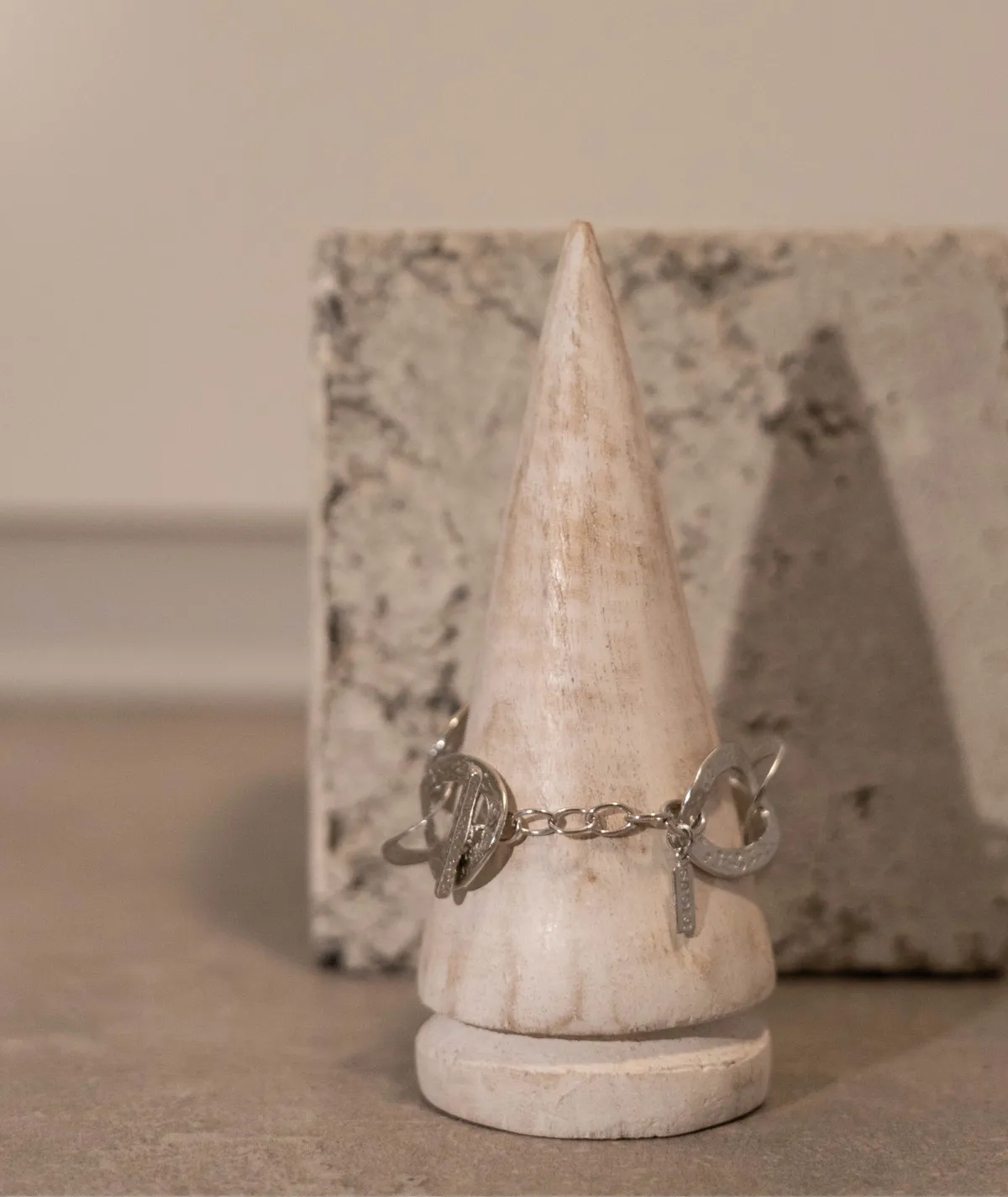 Figus Alice battuto bracciale argento lineare