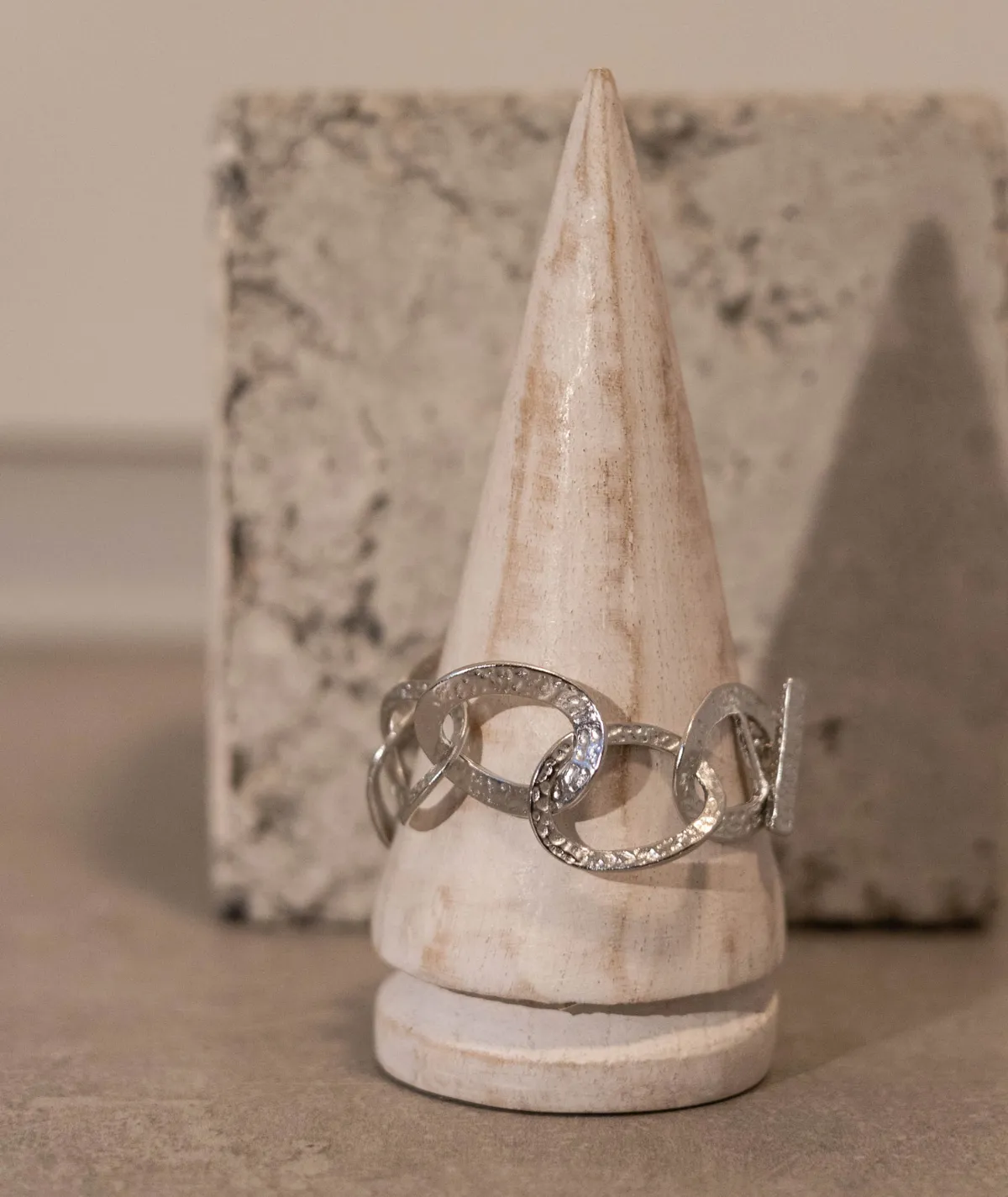 Figus Alice battuto bracciale argento lineare