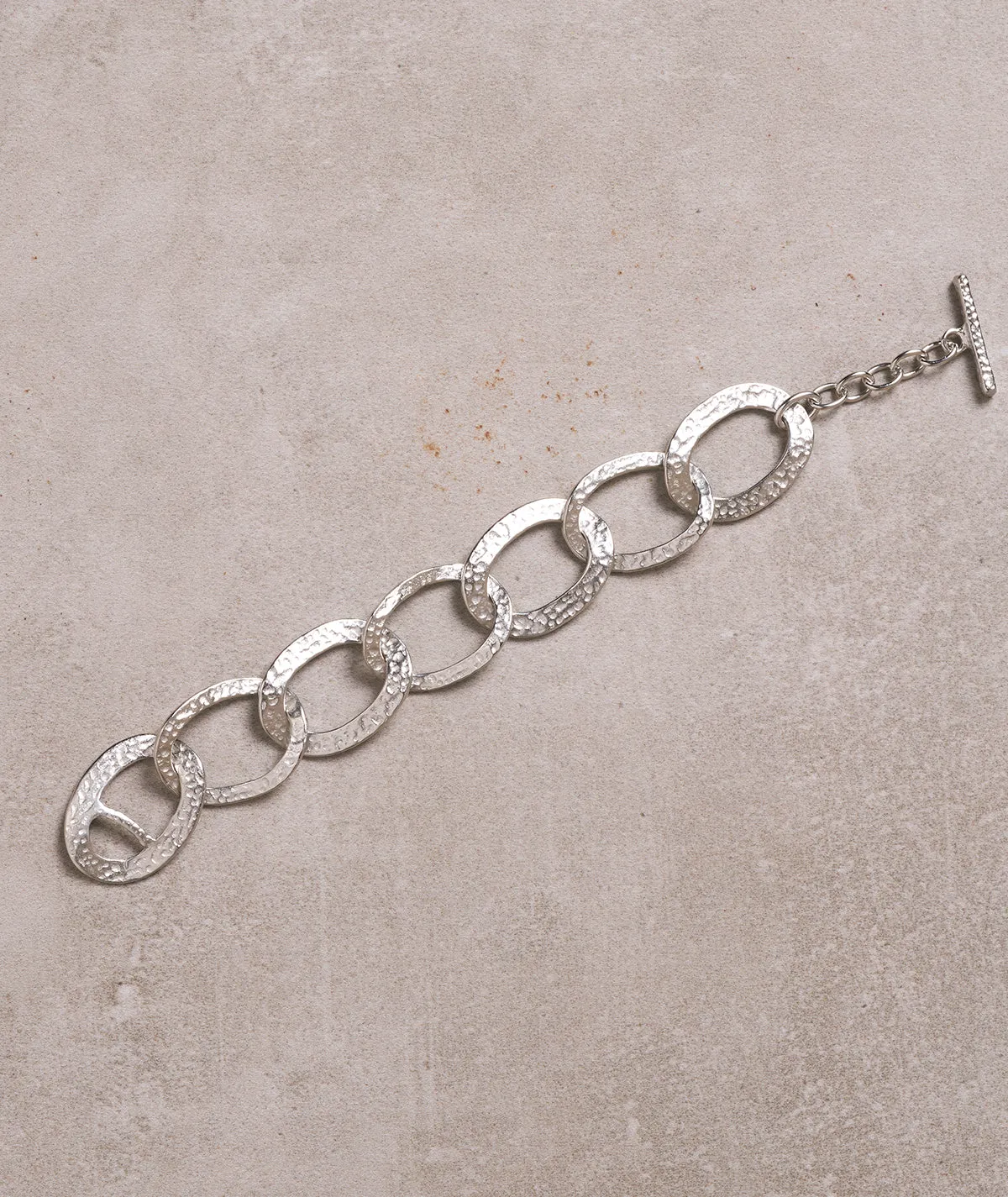 Figus Alice battuto bracciale argento lineare