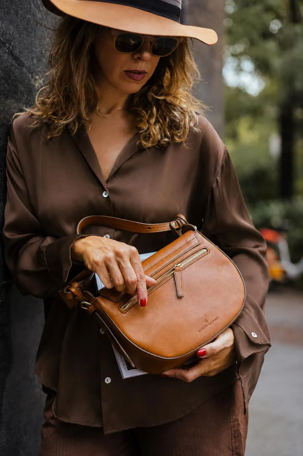 Aigin Milano Shaped in Leather crossbody borsa compatta pelle