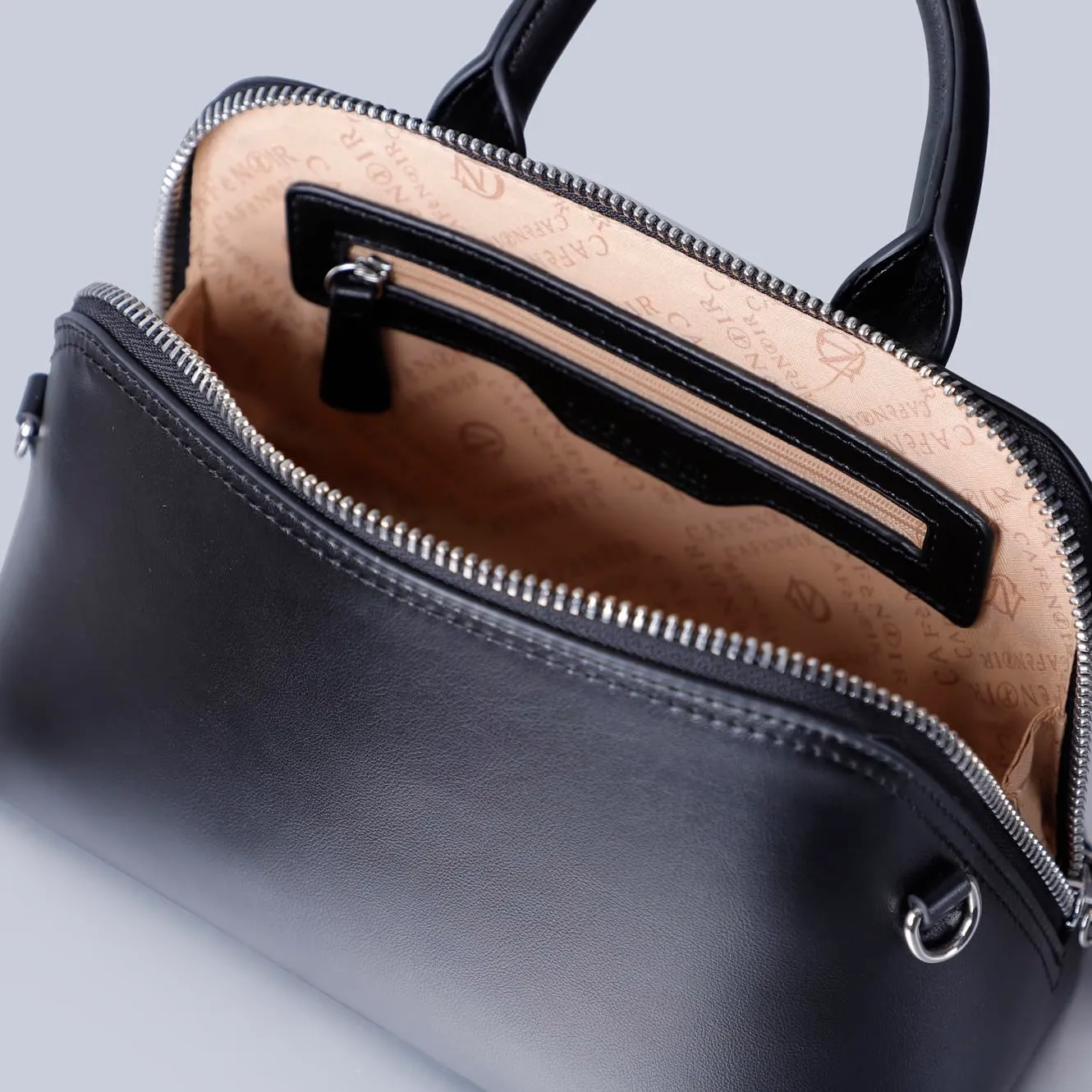 CafèNoir Borsa Mano Trapezoidale Nera Zip e Catena