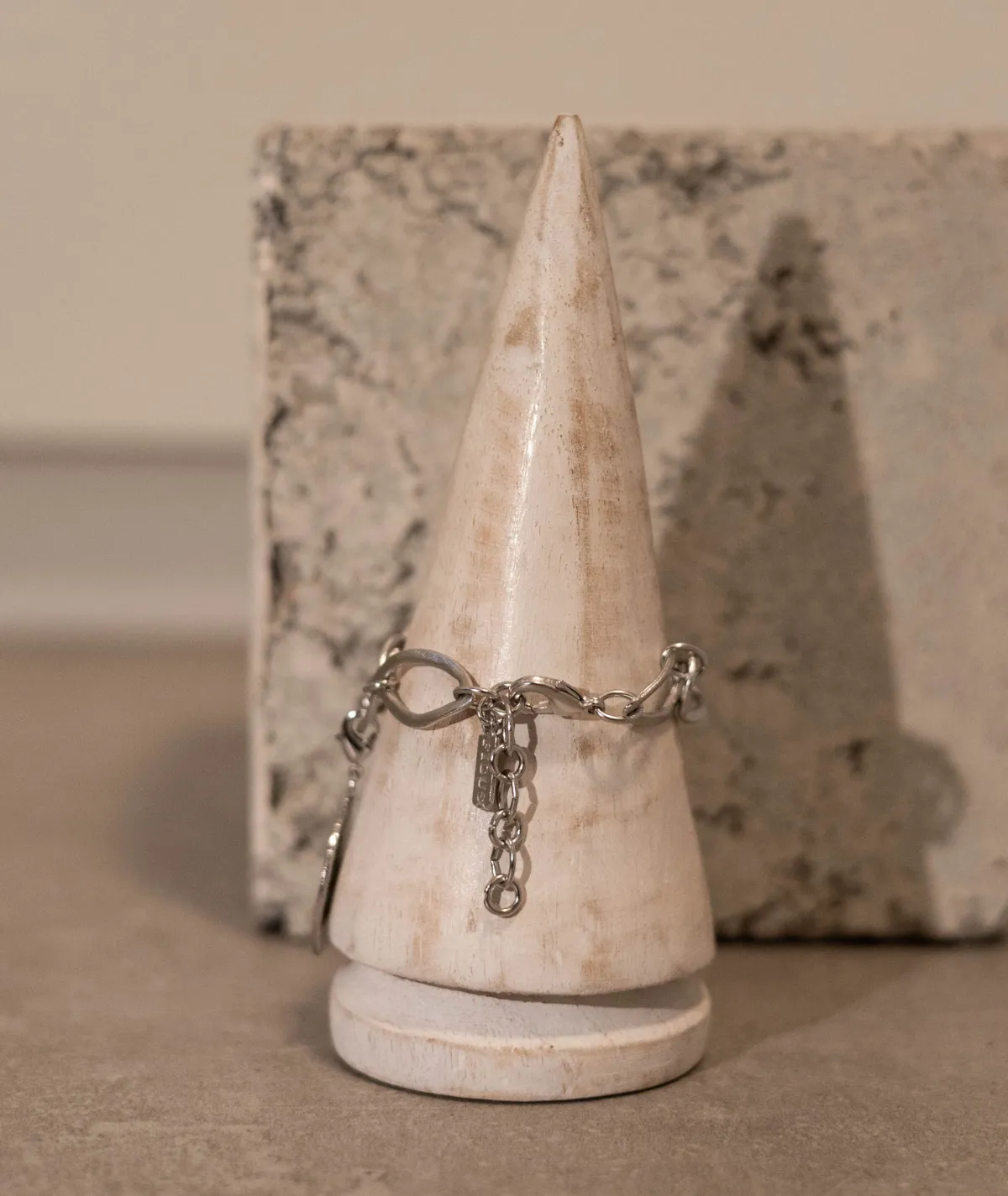 Figus Alice battuto bracciale argento lineare